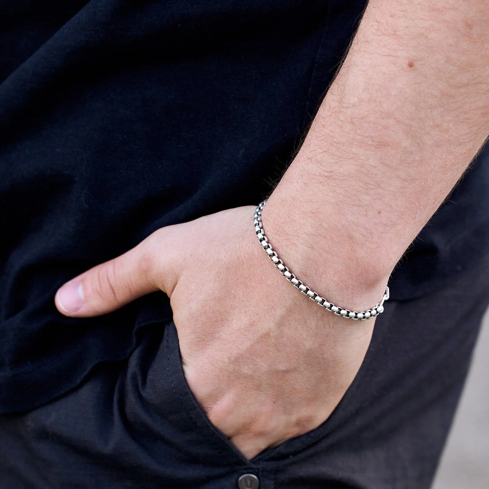 2010-men-s-carabiner-clasp-chain-bracelet-16.webp Men's Carabiner Clasp Chain Bracelet