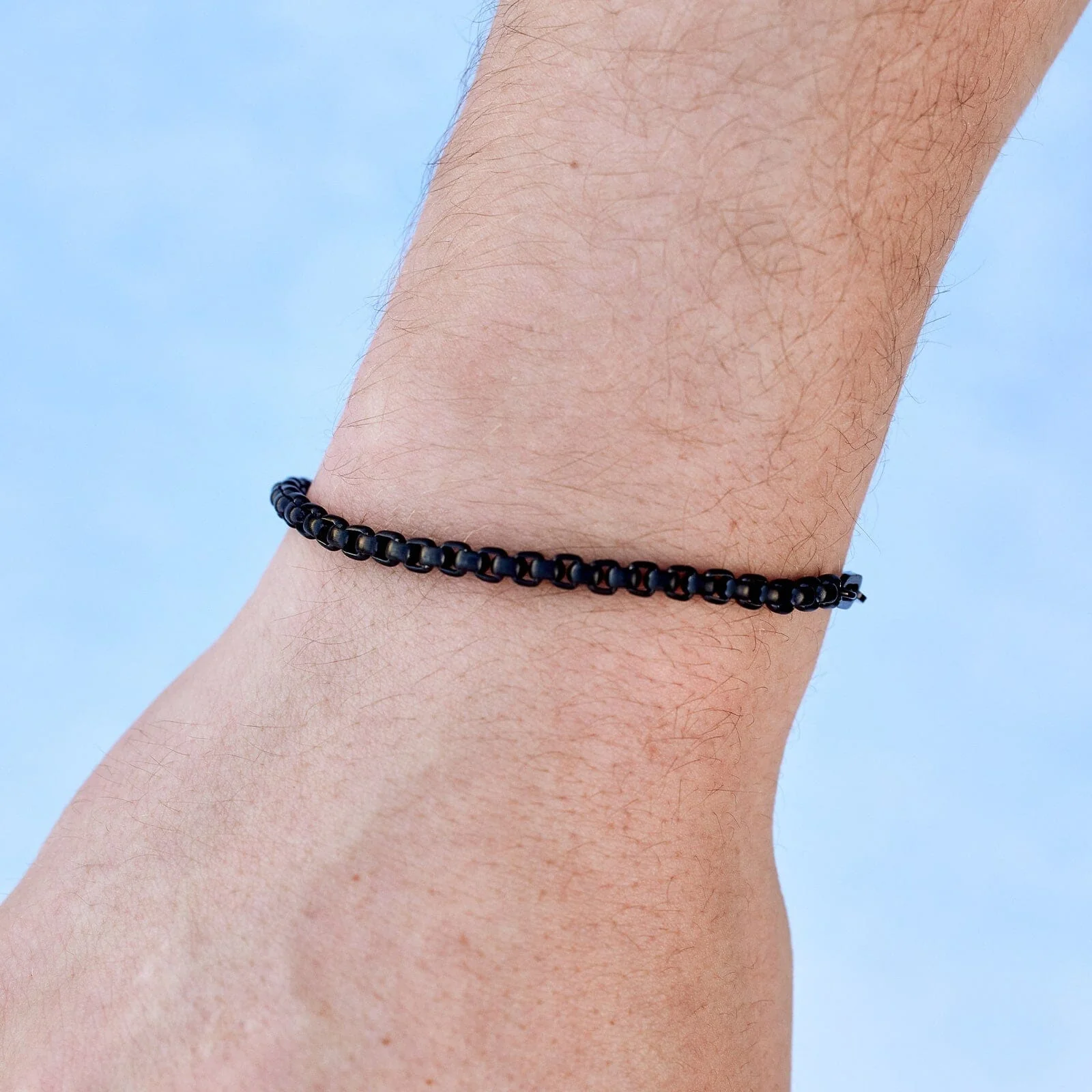 2010-men-s-carabiner-clasp-chain-bracelet-17.webp Men's Carabiner Clasp Chain Bracelet