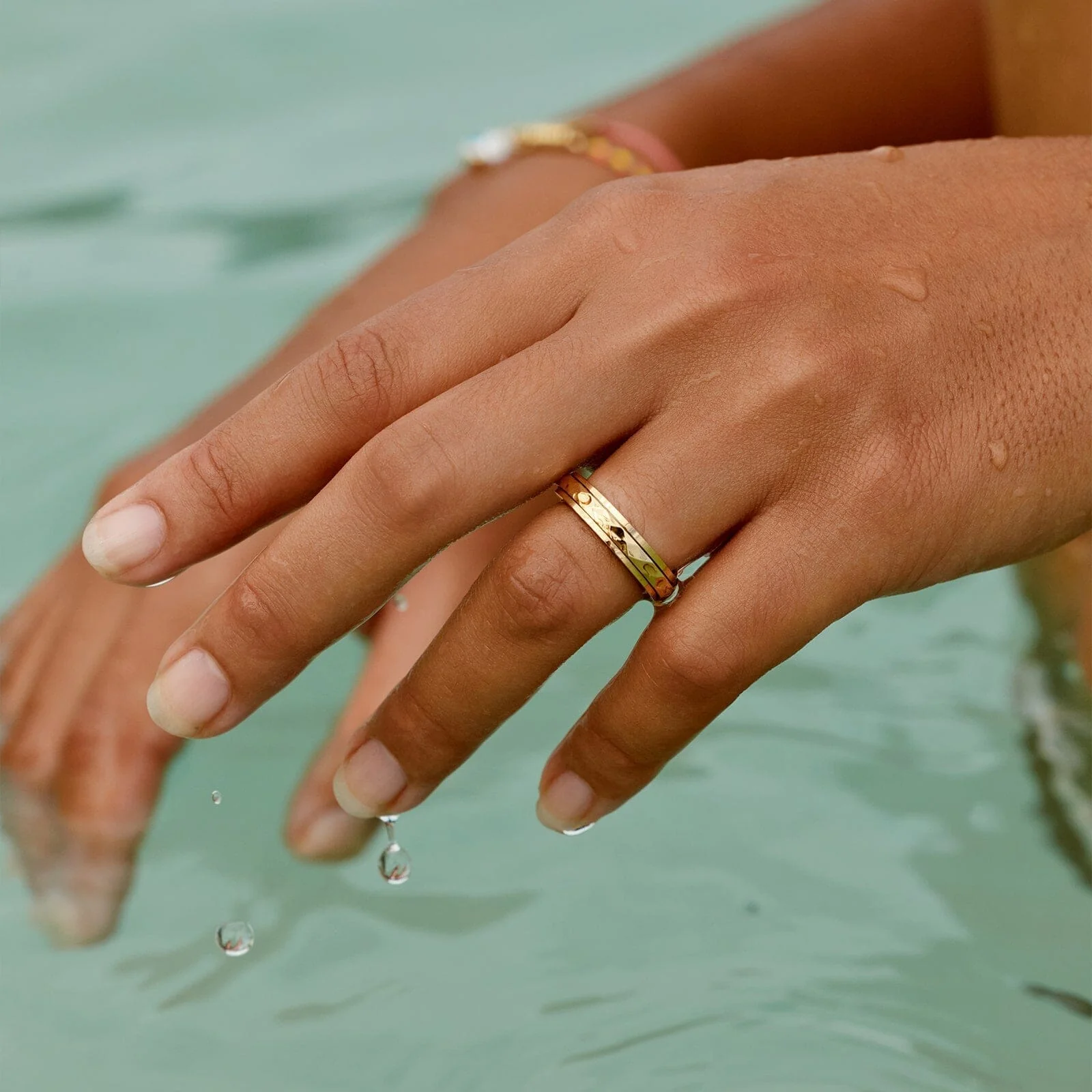 2014-diamond-cut-fidget-ring-5.webp Diamond Cut Fidget Ring